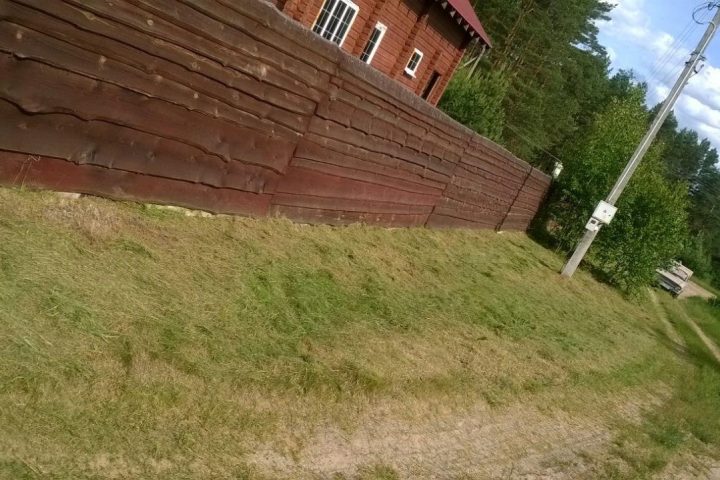 Покос травы вдоль ограждения — после работ