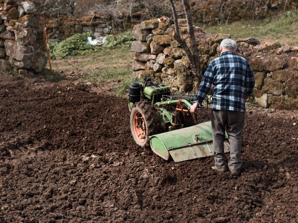 Культивация почвы мотоблоком